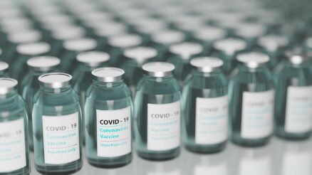 Corona strijd in 2021 gaat nog langer duren door vertraging bij vaccins van AstraZeneca