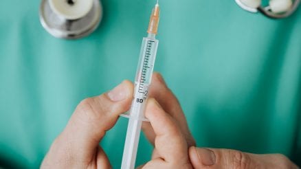 Coronavaccin toegediend aan bijna alle Engelse 50-plussers
