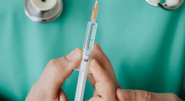 Coronavaccin toegediend aan bijna alle Engelse 50-plussers