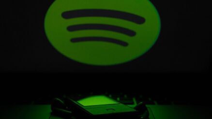 Spotify voegt corona-disclaimer toe, na ophef Joe Rogan